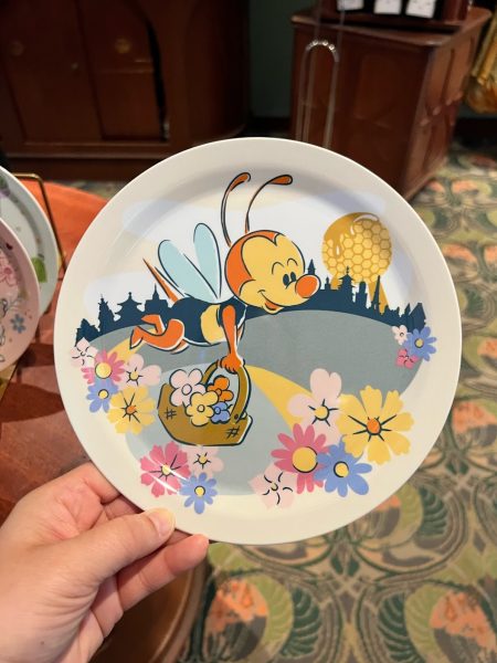 spike the bee plate prize - spike the bee scavenger hunt epcot