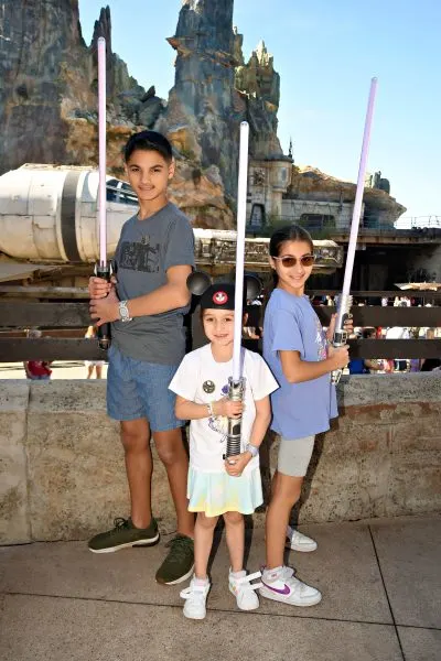 Briana's kids with lightsabers