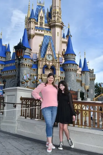 Ellen and her child in front of the castle
