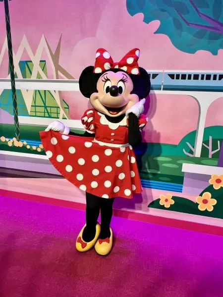 minnie mouse character meet epcot
