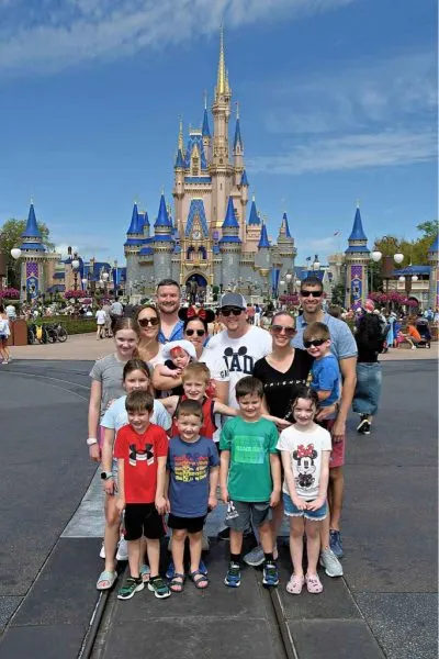 Nicole's whole family in front of the castle