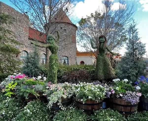 Anna and elsa topiaries - epcot flower and garden festival