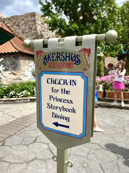 check in sign outside akershus