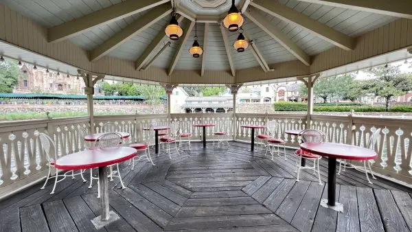 aunt polly's seating area