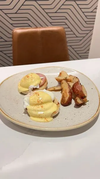 Eggs benedict at Steakhouse 71