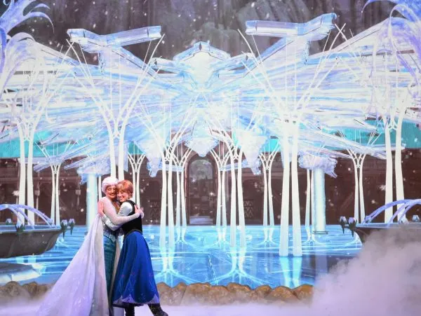 elsa and anna in the frozen sing-along at hollywood studios