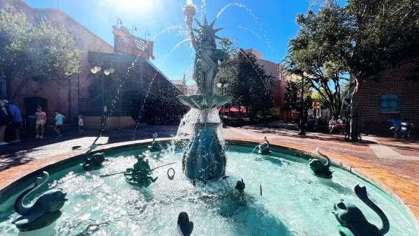 miss piggy statue of liberty fountain hollywood studios
