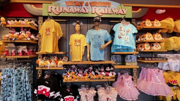 mickey & minnie's runaway railway merchandise kiosk hollywood studios