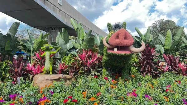 timon and pumbaa topiaries at epcot flower and garden festival