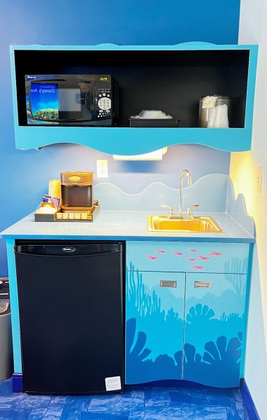 kitchenette in finding nemo family suite at art of animation