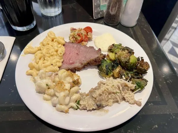 lunch plate at hollywood and vine buffet