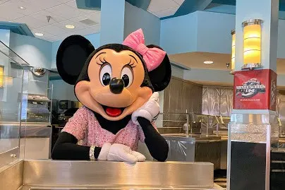 minnie at silver screen dine in hollywood studios