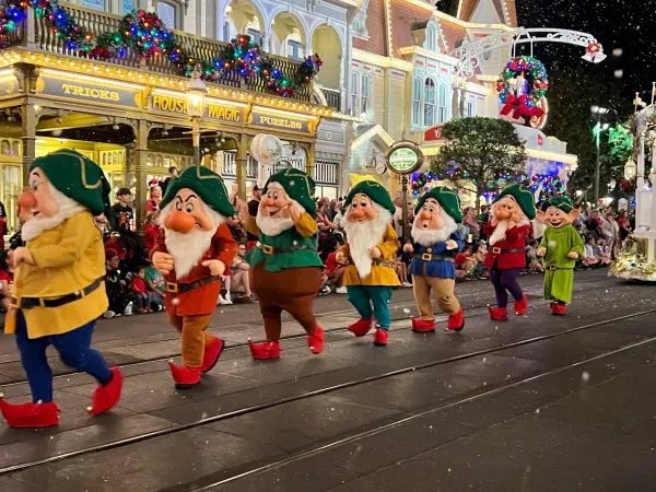 seven dwarfs during mickey's once upon a christmastime parade