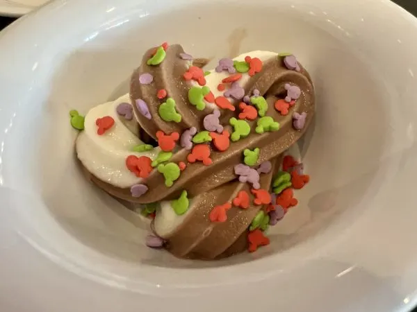 soft serve ice cream at hollywood and vine for minnie's seasonal dining