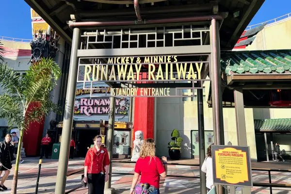 mickey and minnie's runaway railway entrance