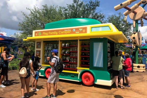 Cart that sells gifts in Toy Story Land