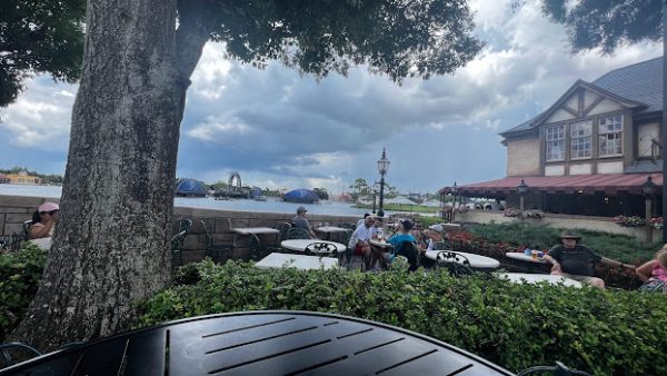 rose and crown seating area - united kingdom epcot