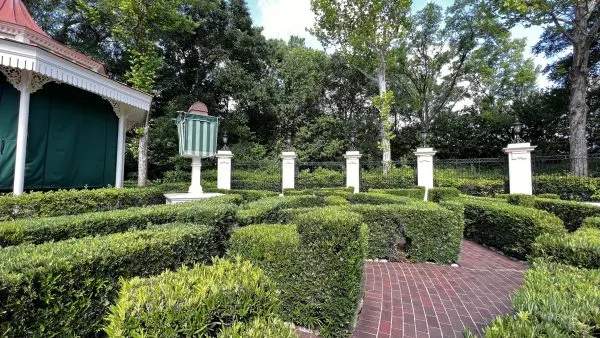 hedge maze - united kingdom pavilion - epcot