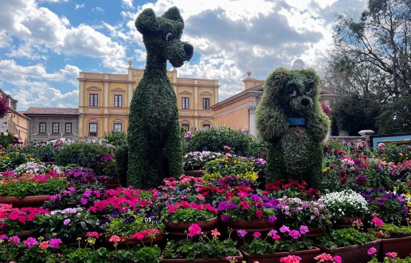 lady and the tramp topiary at epcot flower and garden festival